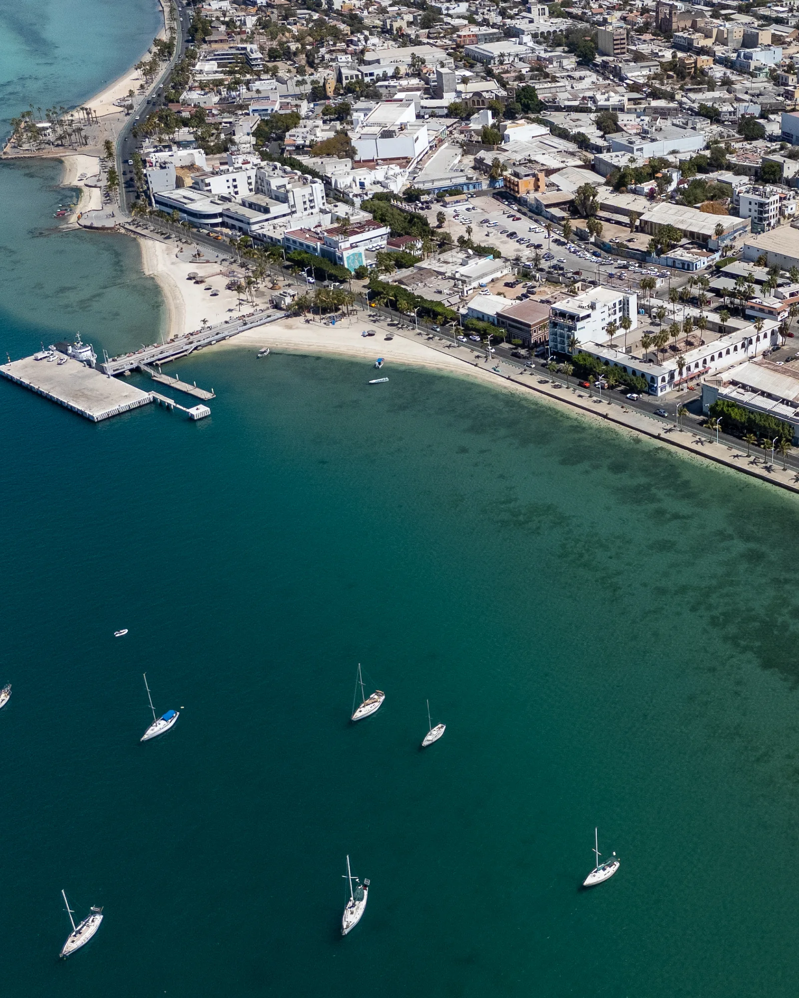 Vista aérea del malecón de La Paz y su bahía de agua turquesa.